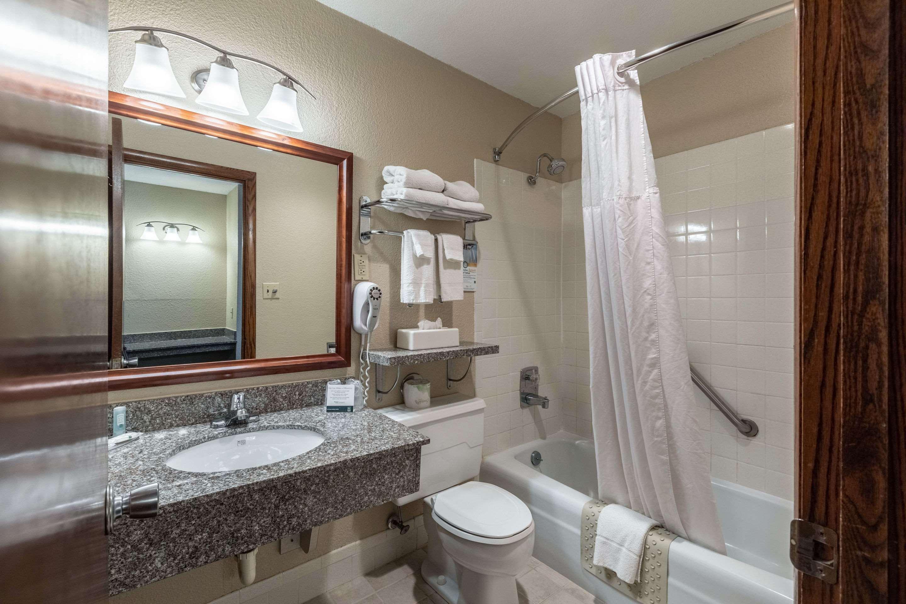 Quality Inn Wausau Bagian luar foto